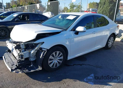 2020 Toyota Camry Le Hybrid z USA, uszkodzony, nr VIN 4T1C31AK0LU519083